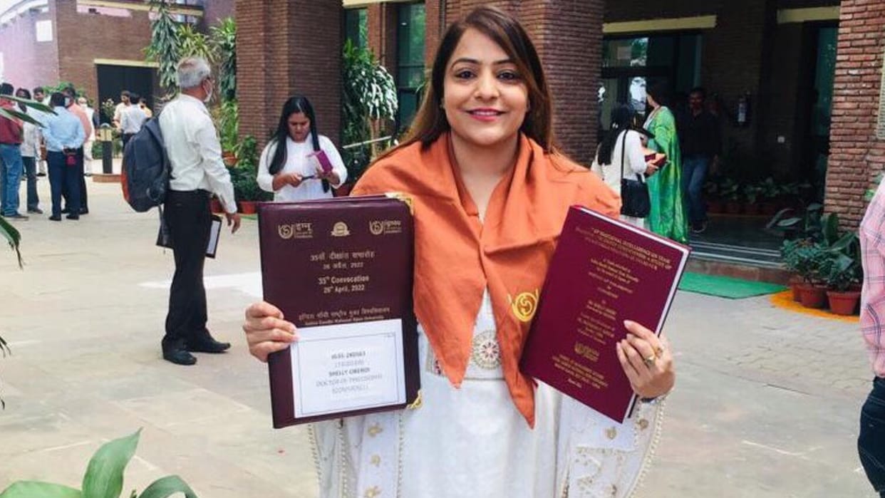 अDelhi mayor election who is AAP councillor shelly oberoi wins mcd mayor election defeating BJP rekha gupta