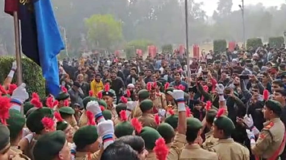 AMU Row Students lock proctor s office raise slogans against police