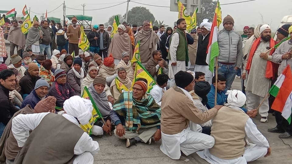 Sonipat administration stopped farmers came to free KMP Expressway Garhi Bindrauli toll plaza