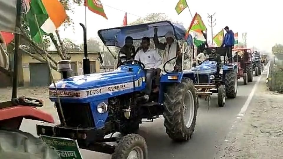 Farmers take out tractor parade on Republic Day in Aligarh