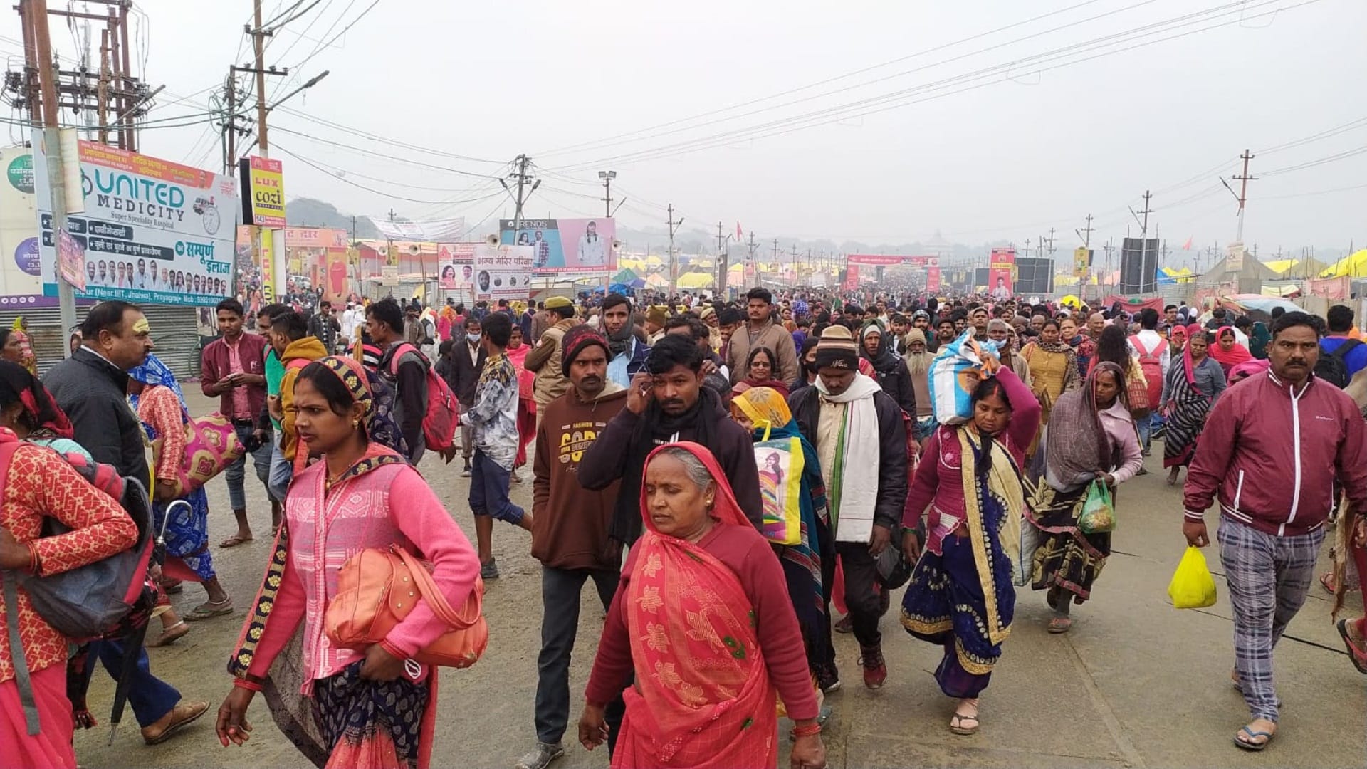Magh Mela: Lakhs of devotees take a dip in Sangam on Vasant Panchami, show the fair painted in patriotic color