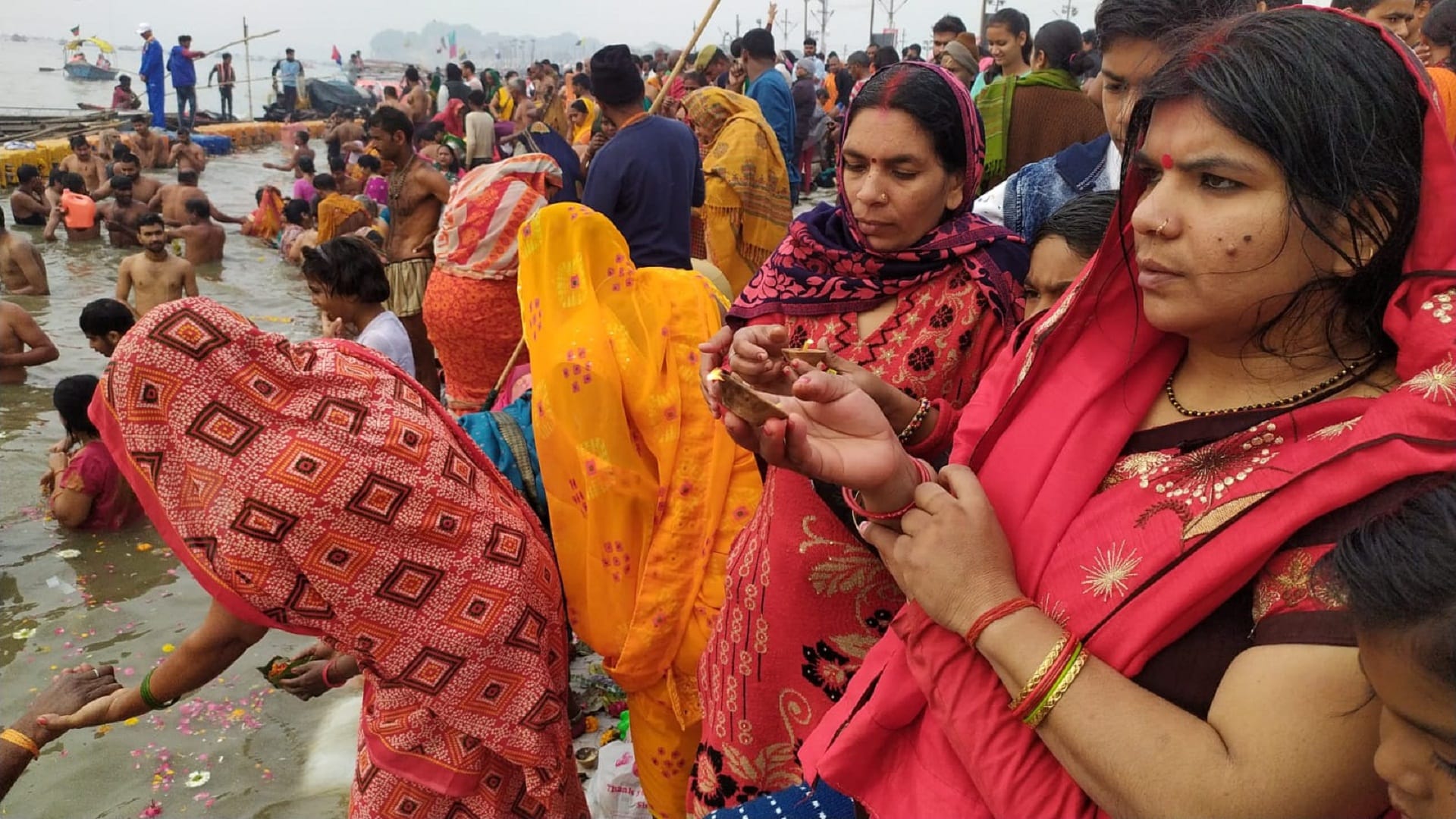 Magh Mela: Lakhs of devotees take a dip in Sangam on Vasant Panchami, show the fair painted in patriotic color