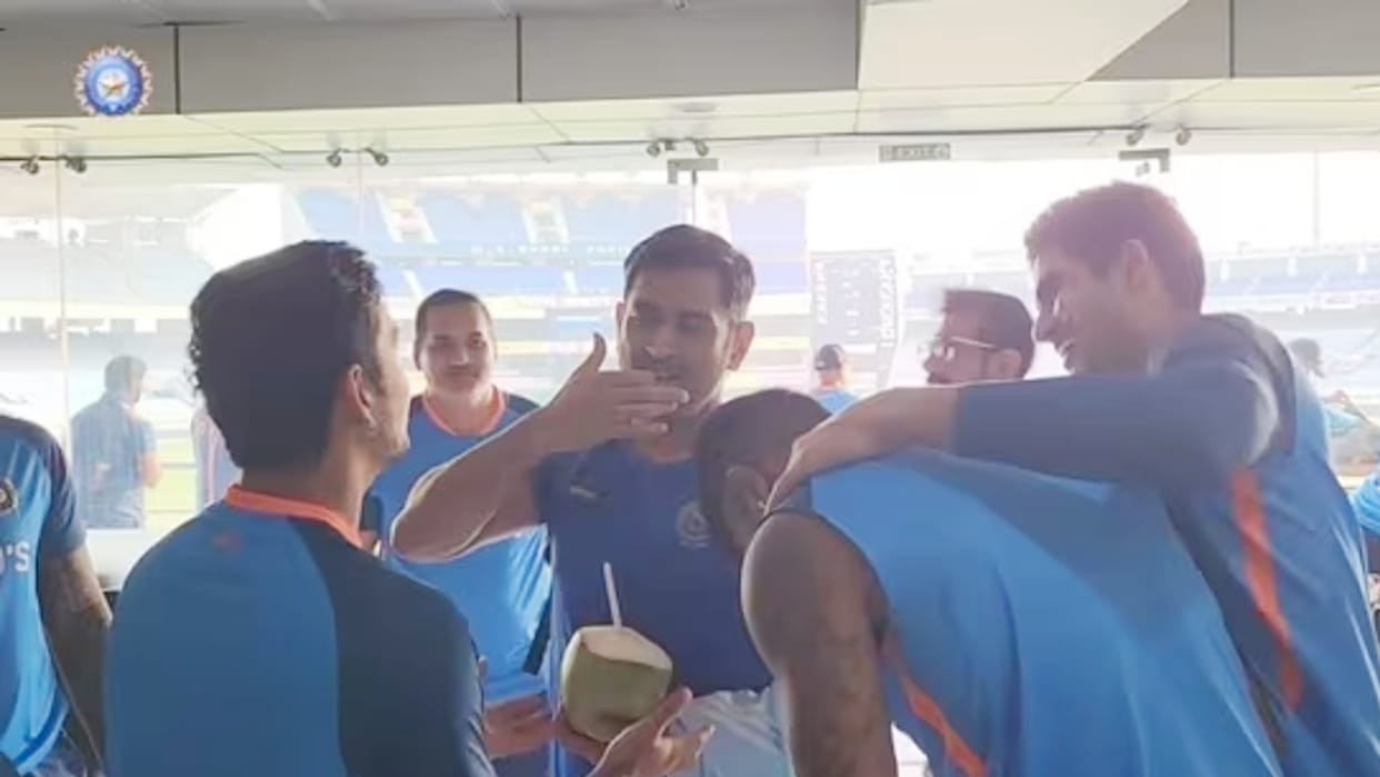 IND vs NZ VIDEO: MS Dhoni gave surprise to Team India, met players including Hardik, Ishan in Ranchi ; 1st T20