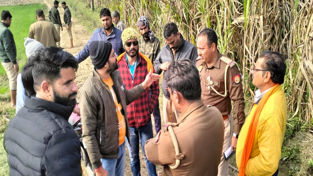 Meerut: Bajrang Dal workers created ruckus in the matter of cow slaughter and the film Pathan is opposed