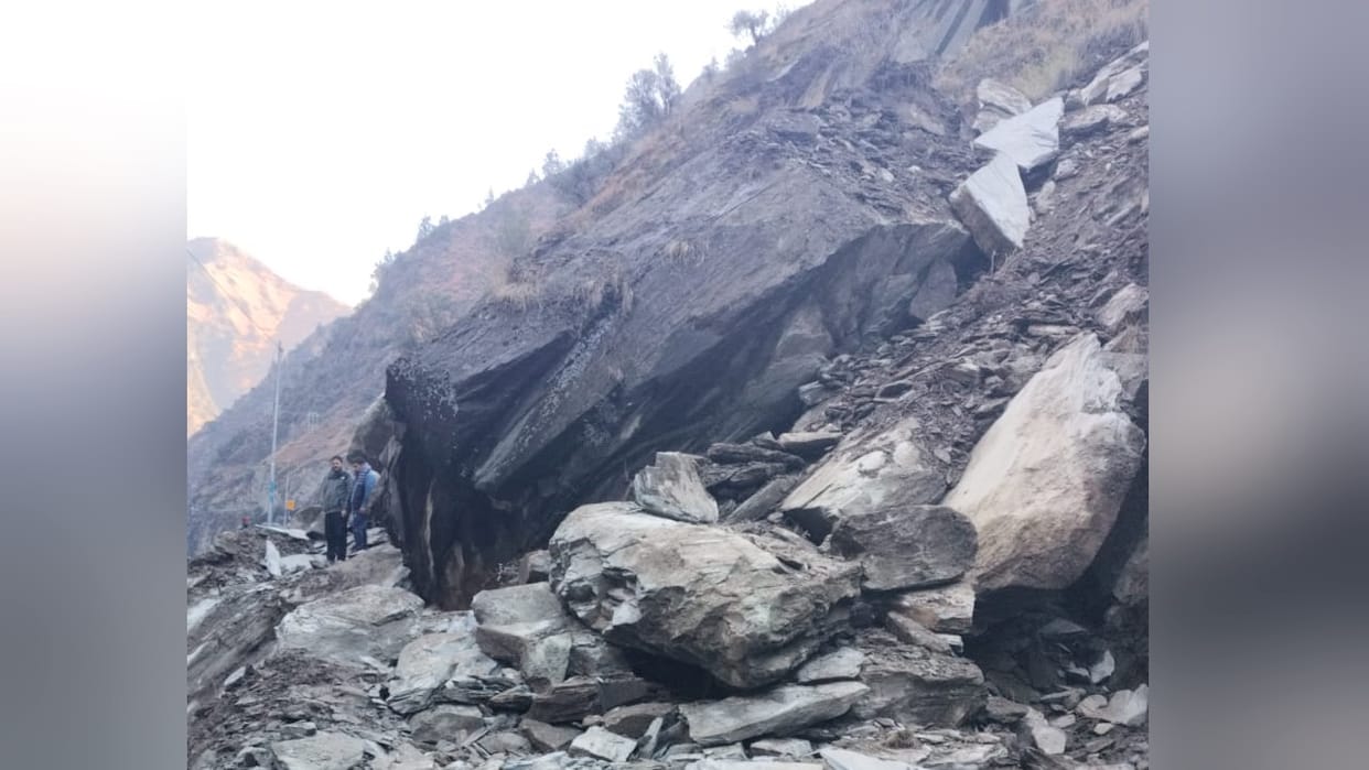 vehicles stopped for four hours on the Bharmour-Pathankot highway due to landslide