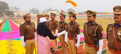 परिचय लेतीं हाथरस डीएम अर्चना वर्मा