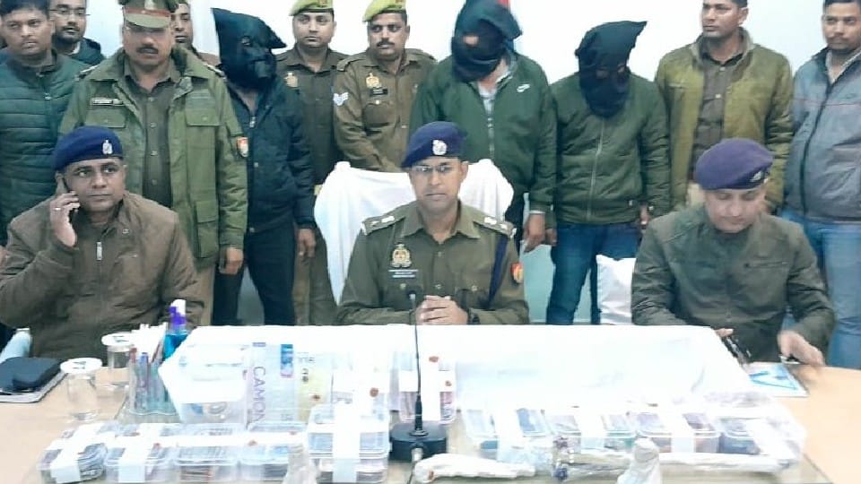 police arrested three robbers from Maharashtra who Theft of Rs 32 lakh in co-operative bank