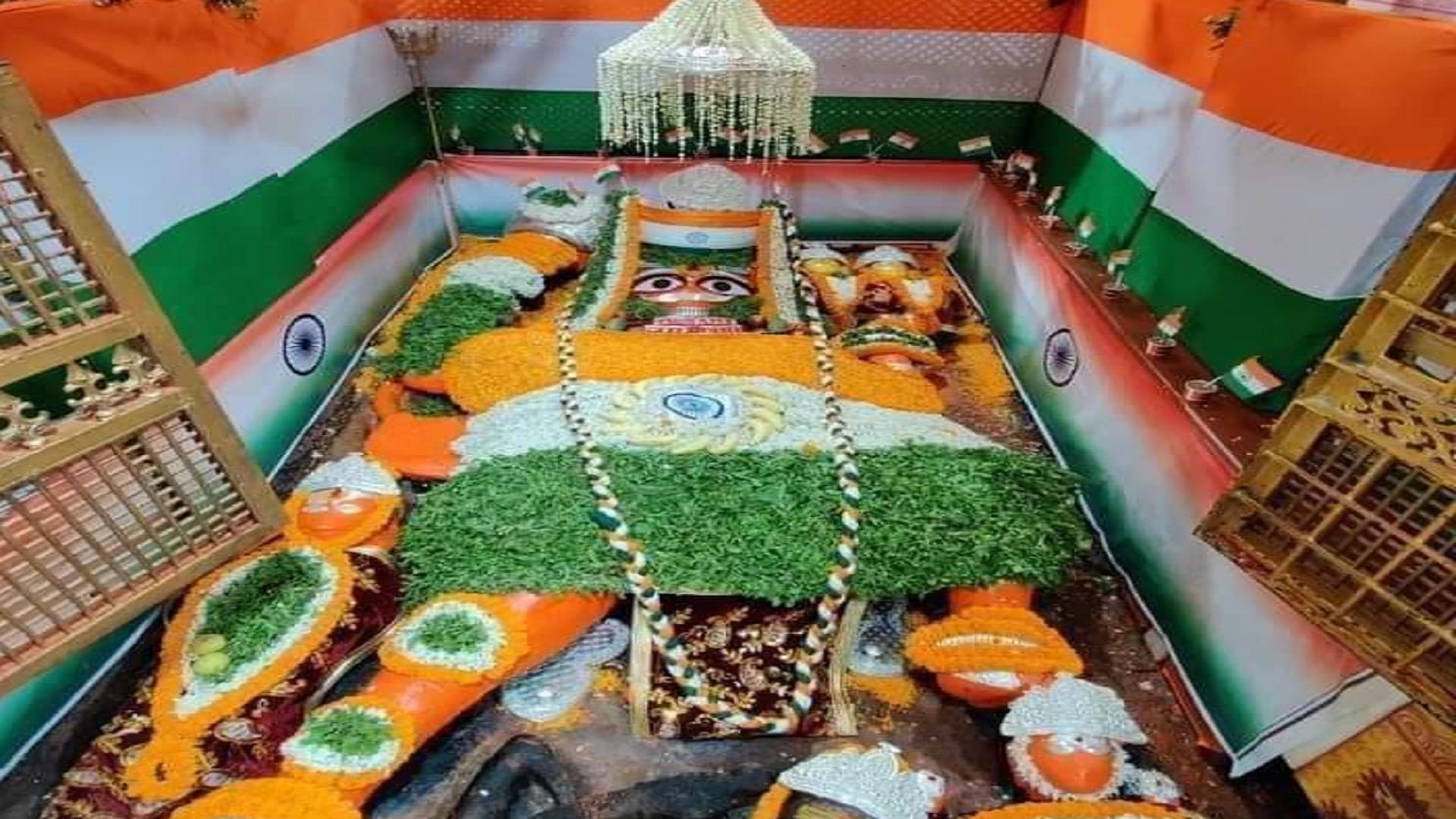 Magh Mela: Lakhs of devotees take a dip in Sangam on Vasant Panchami, show the fair painted in patriotic color