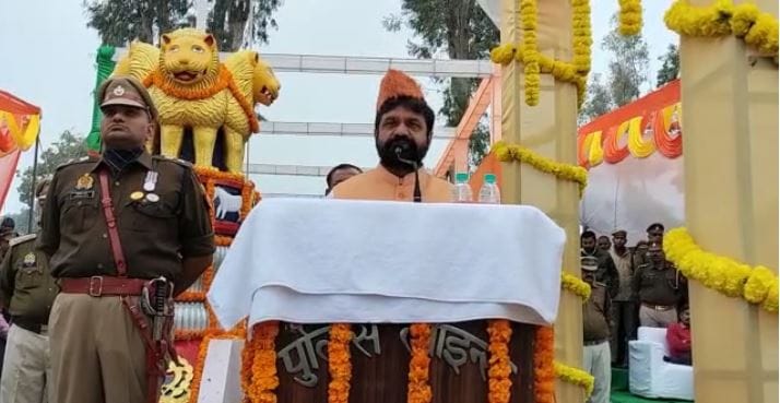 Minister of State Dayashankar Mishra hoisted the flag in the police line, his tongue slipped during the addres