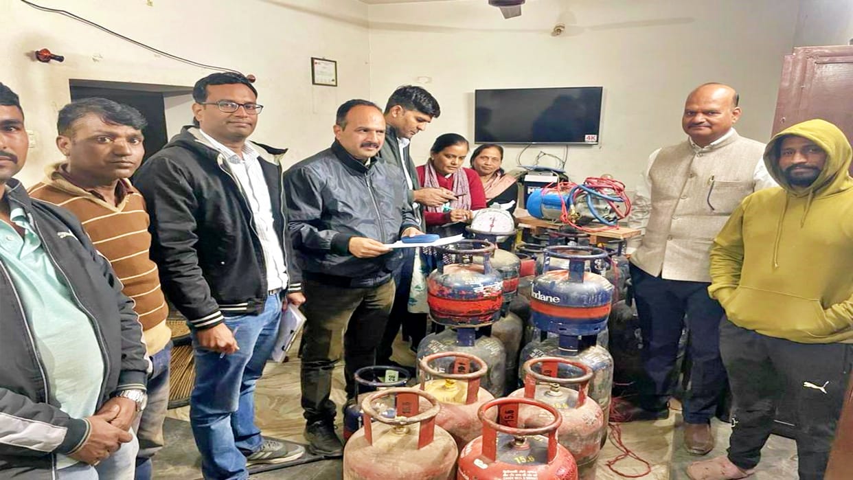 Gas refilling racket was going on in domestic house in Ajmer