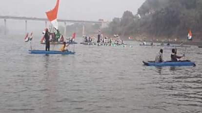 सुनार नदी में तिरंगा यात्रा निकाली गई