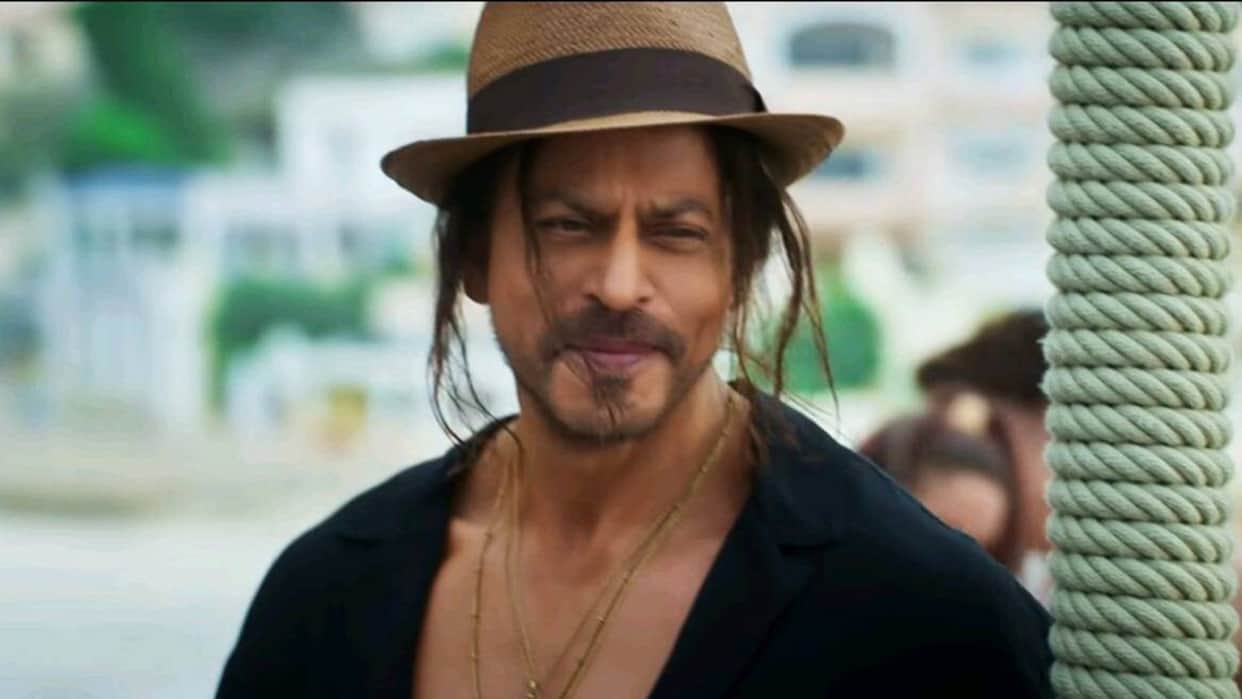 Pathaan Actor Shah rukh Khan tweet to Greets Fans on Republic day