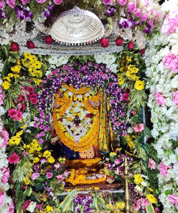 Devotees gathered for darshan worship at Sheetla Chowkiyan Shringar Mahotsav