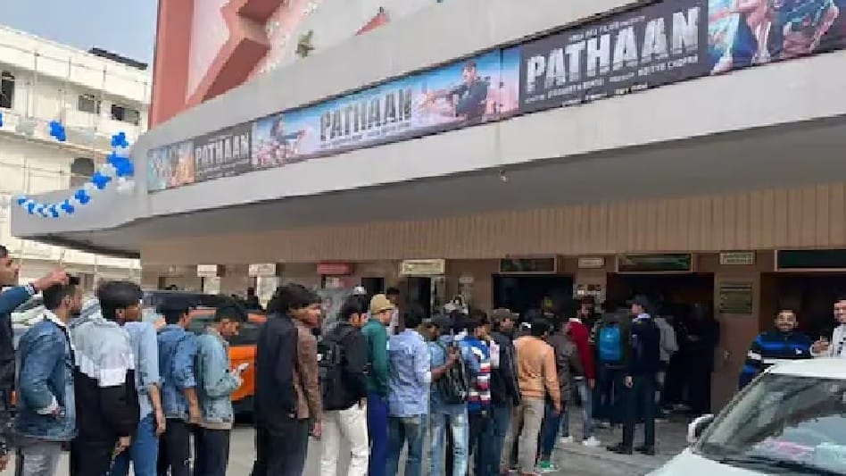 SRK fan booked Ram Mandir cinema hall for Pathan movie in Jaipur