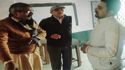 टीचर को समझाते ग्रामीण