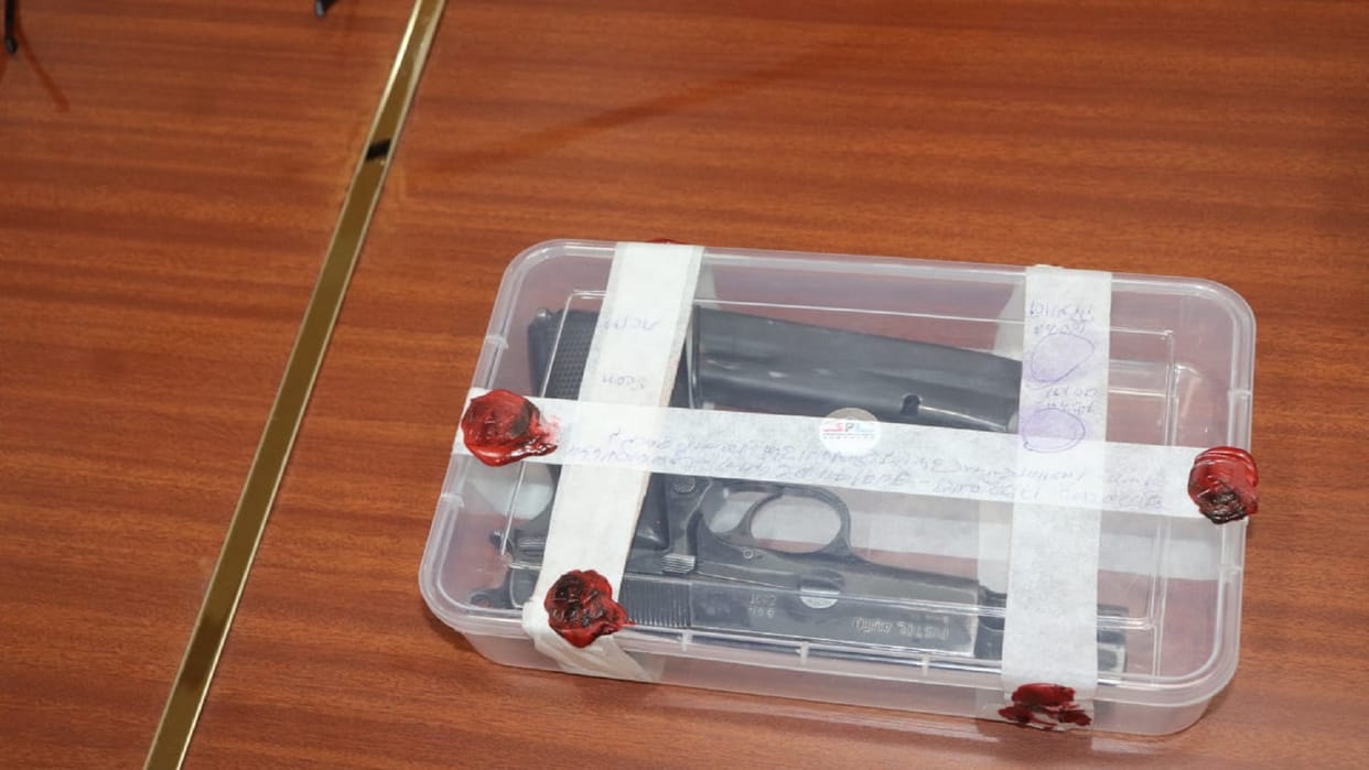 Woman steals pistol, husband arrested, case registered against robber