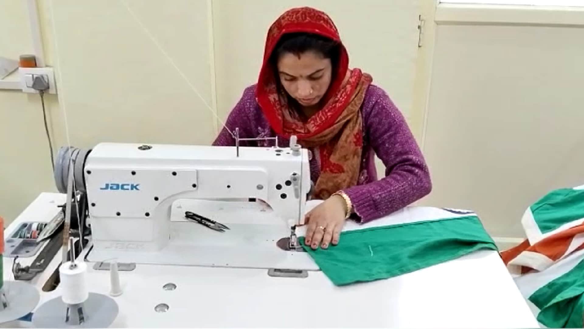 The Khadi Union of Gwalior manufactures the national flag tricolor, the flag goes to 16 cities of the country