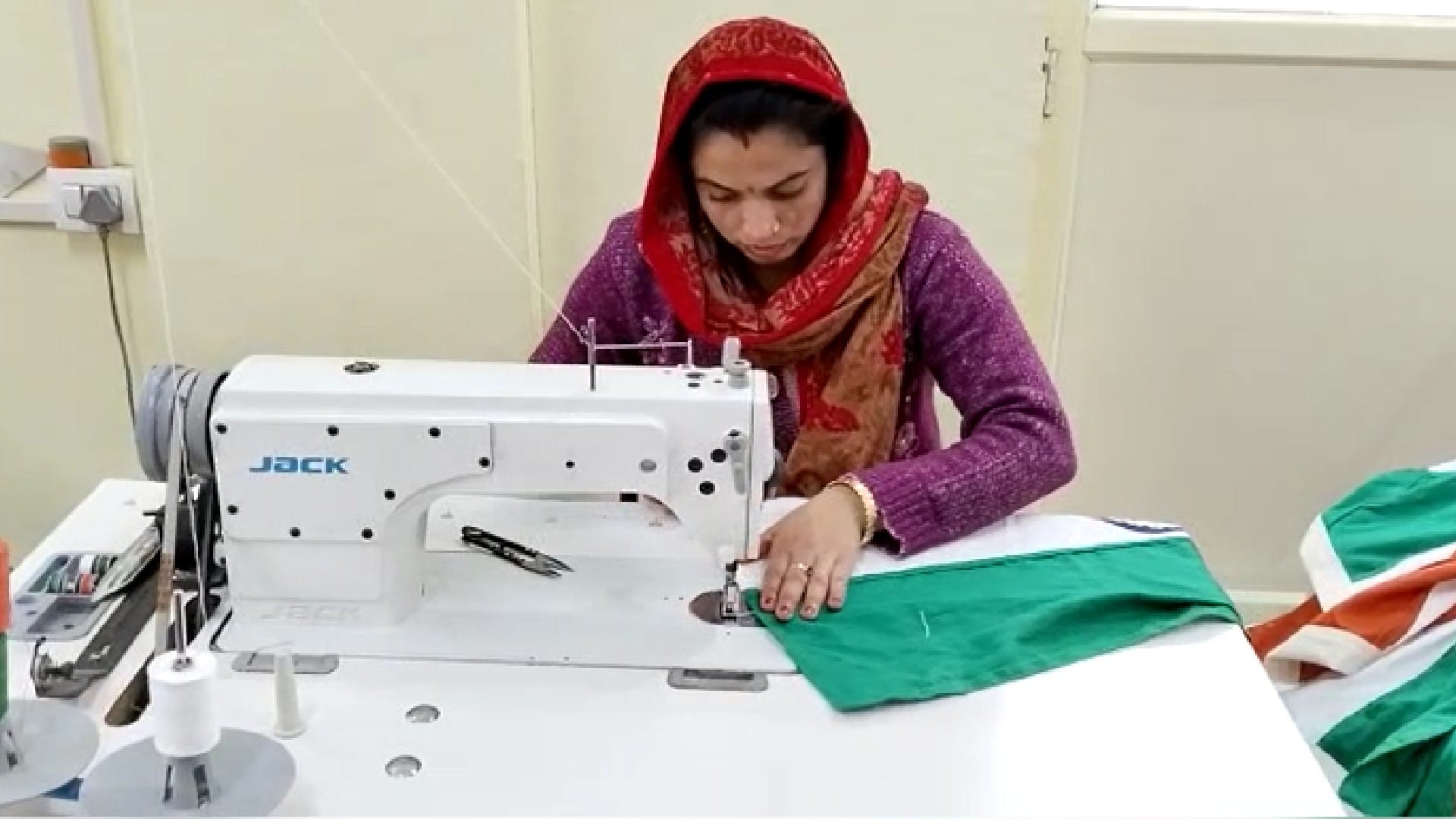The Khadi Union of Gwalior manufactures the national flag tricolor, the flag goes to 16 cities of the country