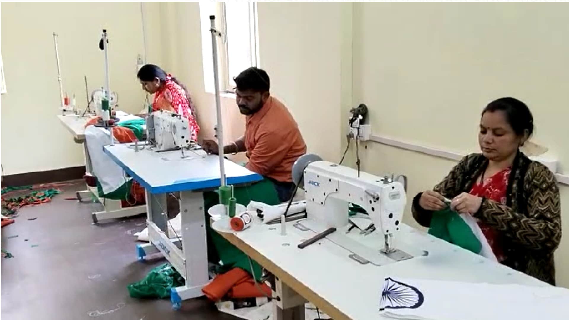 The Khadi Union of Gwalior manufactures the national flag tricolor, the flag goes to 16 cities of the country