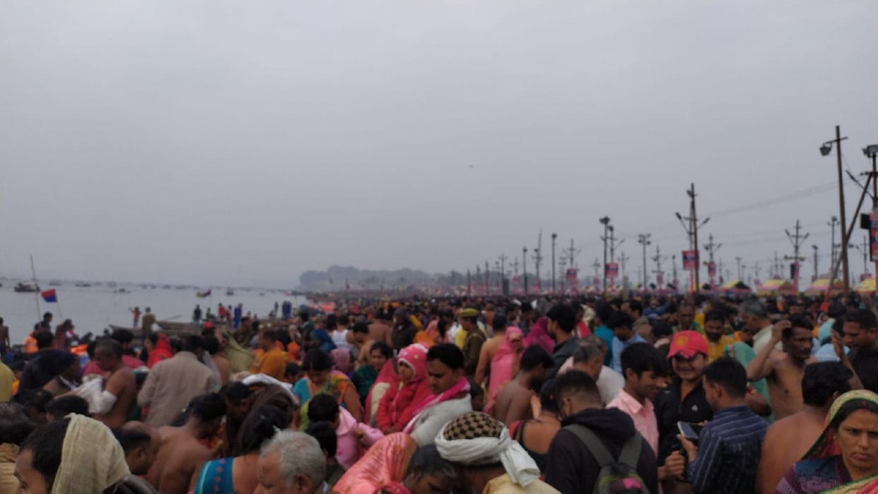 Magh Mela: Lakhs of devotees take a dip in Sangam on Vasant Panchami, show the fair painted in patriotic color