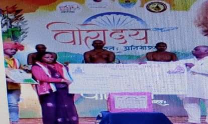 कार्यक्रम में शहीदों के परिजनों का किया गया सम्मान