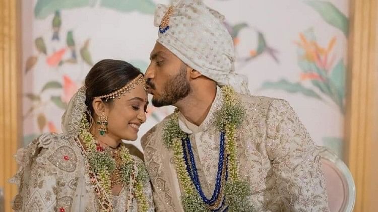 Indian Cricketer Axar Patel Married With Maha Patel In Vadodara See Photos  - Amar Ujala Hindi News Live - Axar Patel Marriage Photos:अक्षर पटेल ने मेहा  के साथ रचाई शादी, बरात में