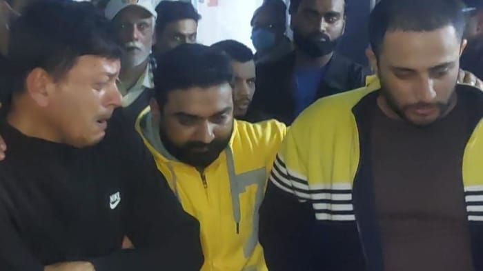 अश्विनी चौबे के भाई की मौत पर परिजनों को सांत्वना देते लोग।