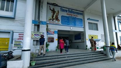 MP News: बिना ऑपरेशन कर गले से निकाला कॉइन, सिक्का डॉक्टर के रूप में मशहूर हो रहे सर्जन मनोज चौधरी जिला अस्पताल छतरपुर