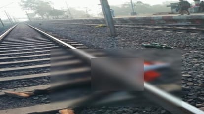 रेलवे लाइन पर पड़ा शव