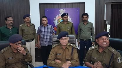 Bhilai: गणतंत्र दिवस पर अवैध शराब बेच रहा युवक गिरफ्तार, पहले भी दो बार पकड़ा जा चुका है आरोपी पुलिस की गिरफ्त में आरोपी