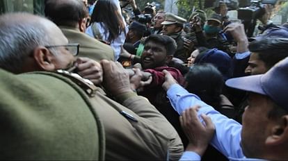 BBC Documentary: डीयू में स्क्रीनिंग से पहले बवाल, प्रदर्शनकारी छात्र पुलिस हिरासत में; धारा 144 लागू पुलिस ने प्रदर्शन कर रहे छात्रों को लिया हिरासत में