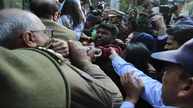 दिल्ली यूनिवर्सिटी 144 लागू , प्रदर्शनकारी छात्र पुलिस हिरासत में