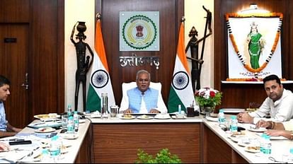 Chhattisgarh: बजट तैयारियों की समीक्षा; मुख्यमंत्री भूपेश ने ली पांच मंत्रियों के विभागों की क्लास सीएम हाउस में पांच विभागों की समीक्षा बैठक लेते मुख्यमंत्री भूपेश बघेल