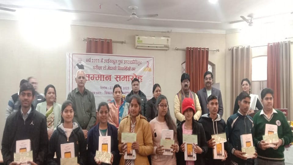 Aligarh topper Shobhit verma honored in Lucknow