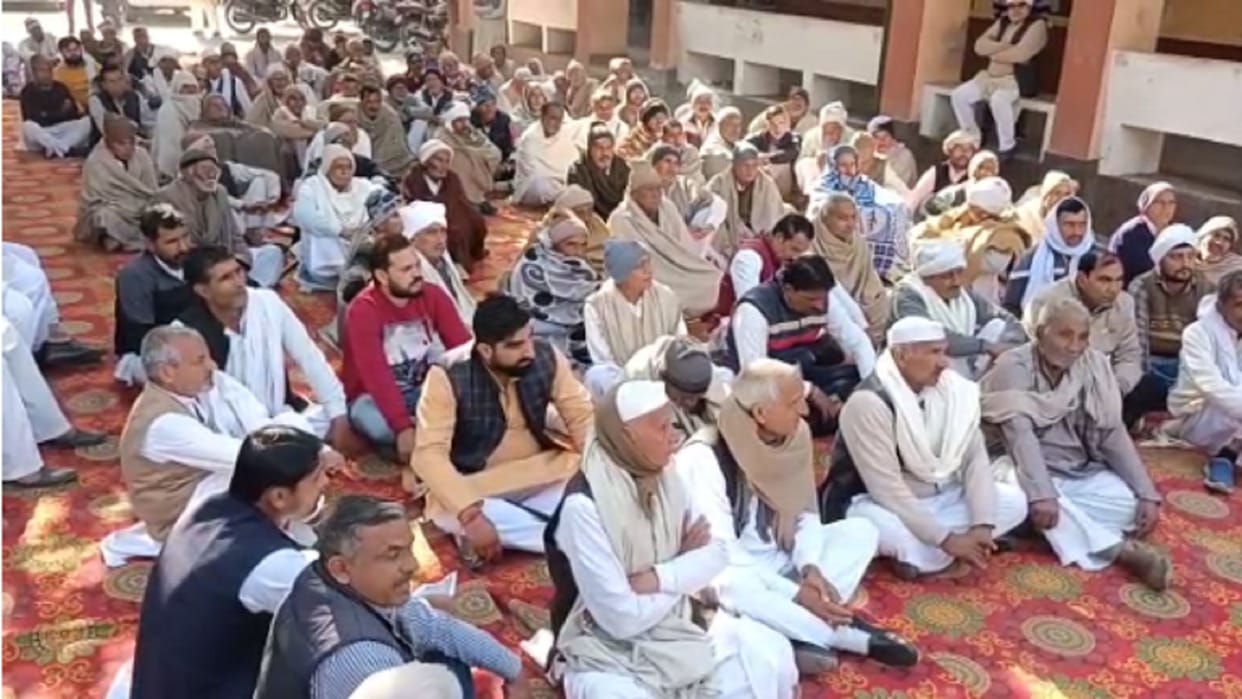 The mahapanchayat of farmers is going on regarding the sugarcane payment of crores of rupees in Baghpat