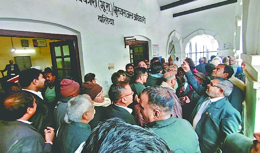 Advocate and Clerk fight in record room Ballia Collectorate SDM left court uproar