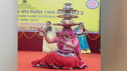 चरकुला नृत्य की प्रस्तुति देती छात्रा अनमोल छौंकर