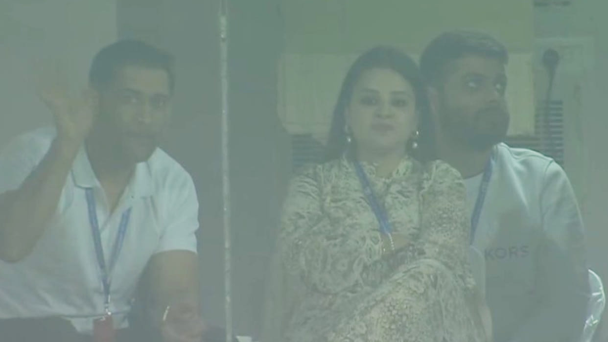 MS Dhoni with Wife Sakshi Dhoni at Ranchi Stadium waves at crowd during India vs New Zealand 1st T20I; Video