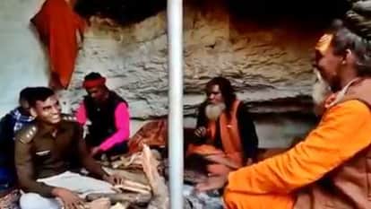 बाबाओं से संविधान के बारे में बातचीत करते हुए