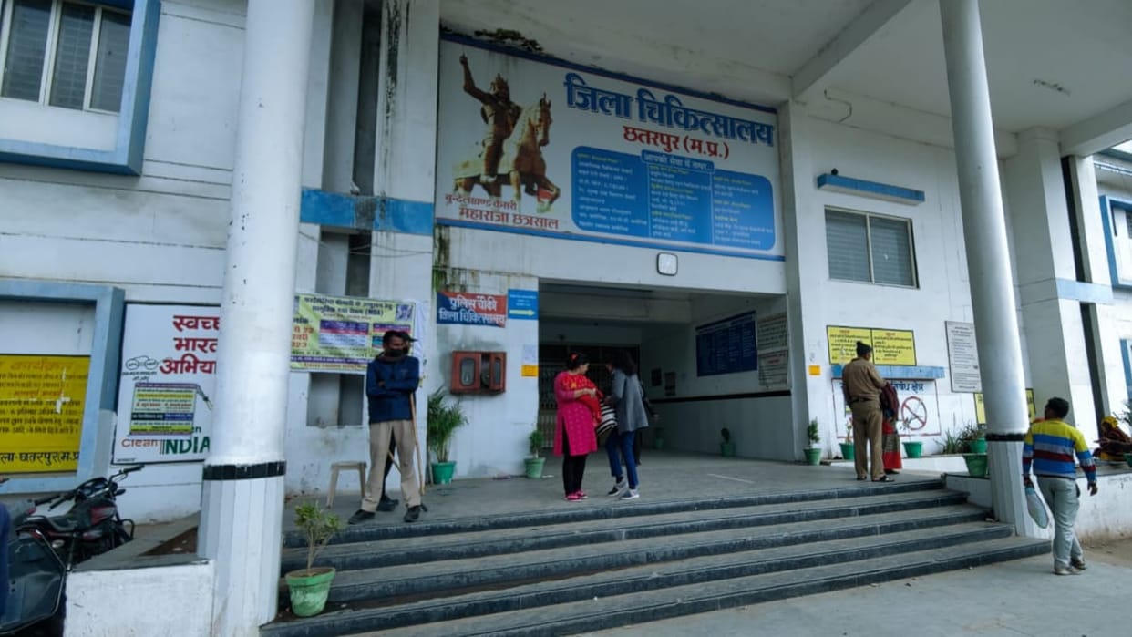 Coin removed from throat without operation in chhatarpur surgeon Manoj becoming famous as coin doctor