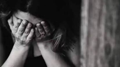 Bihar News : बिहार सरकार के इंजीनियर ने कहा- आ जा मेरी गाड़ी में बैठ जा; महिला अफसर ने प्रताड़ना की शिकायत की Bihar News : Junior female officer complained of harassment against Bihar government engineer in Siwan.