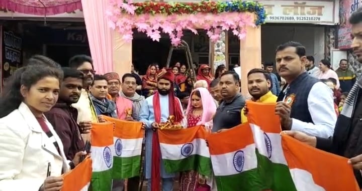 The bride and groom hoisted the tricolor in the marriage lawn in banda
