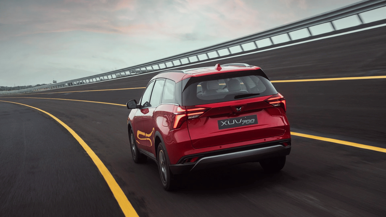 Mahindra announced delivery of 100000th unit of its flagship Mahindra XUV700 SUV