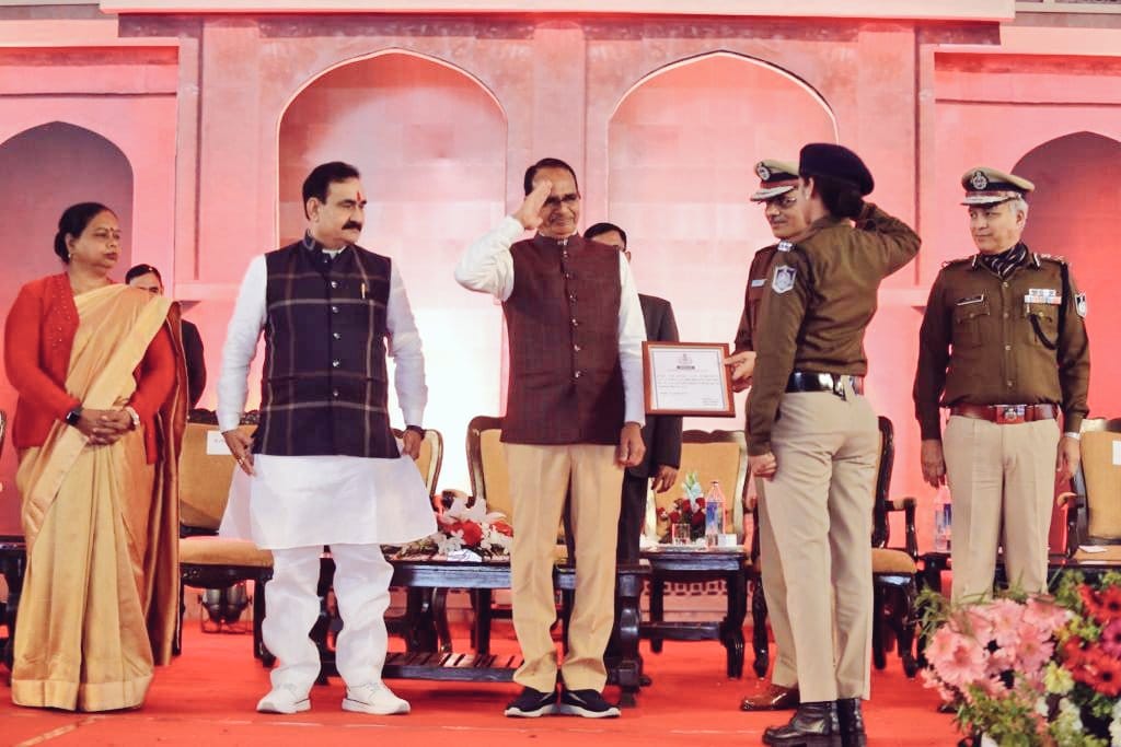 MP News: CM Shivraj gave appointment letters to the newly appointed constables, said - keep the honor of Mothe
