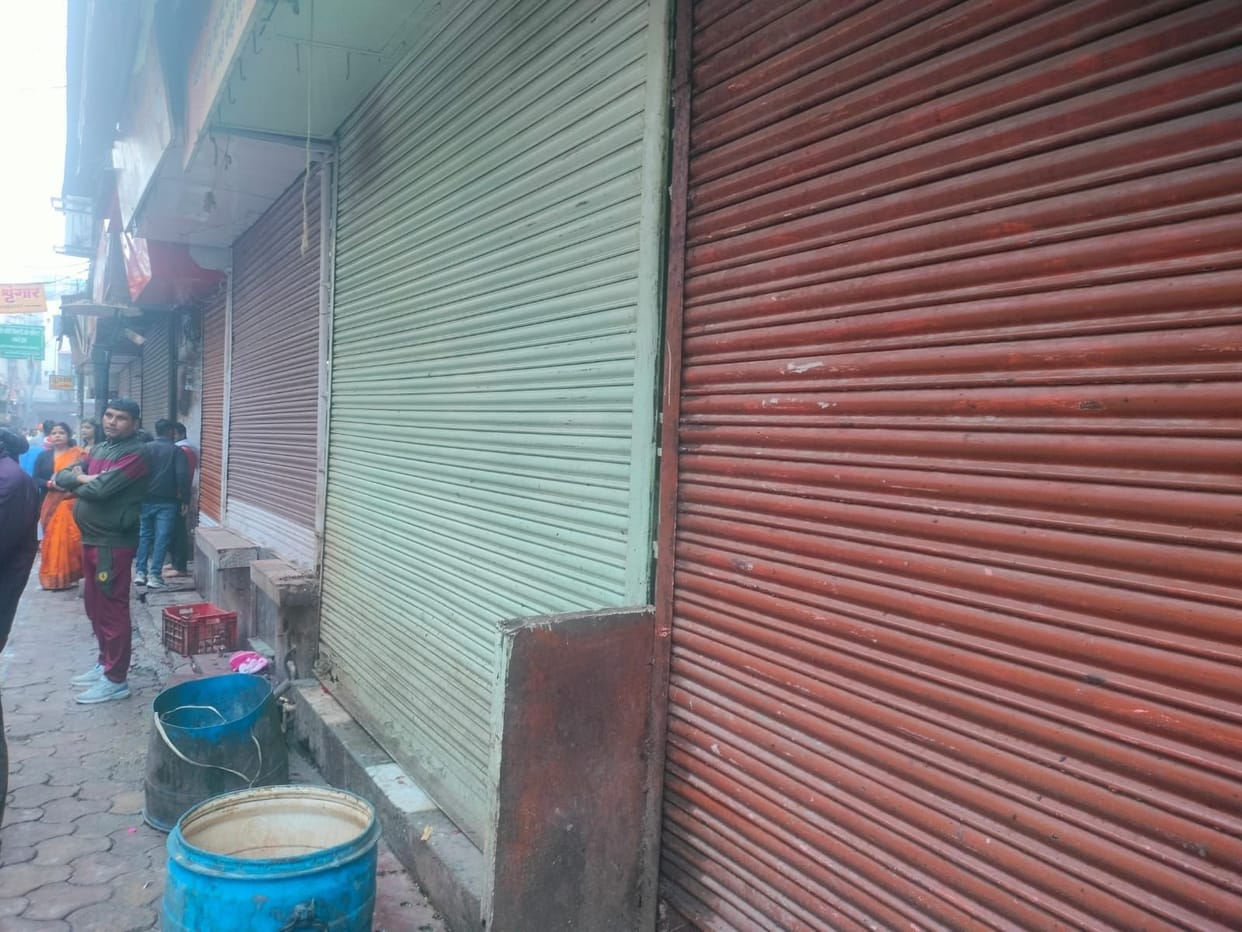 Mathura: Markets remained closed in protest against Banke Bihari Temple Corridor