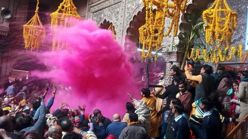 Mathura: Thakur Banke Bihari, who was thrown around the waist, played Holi with the devotees.