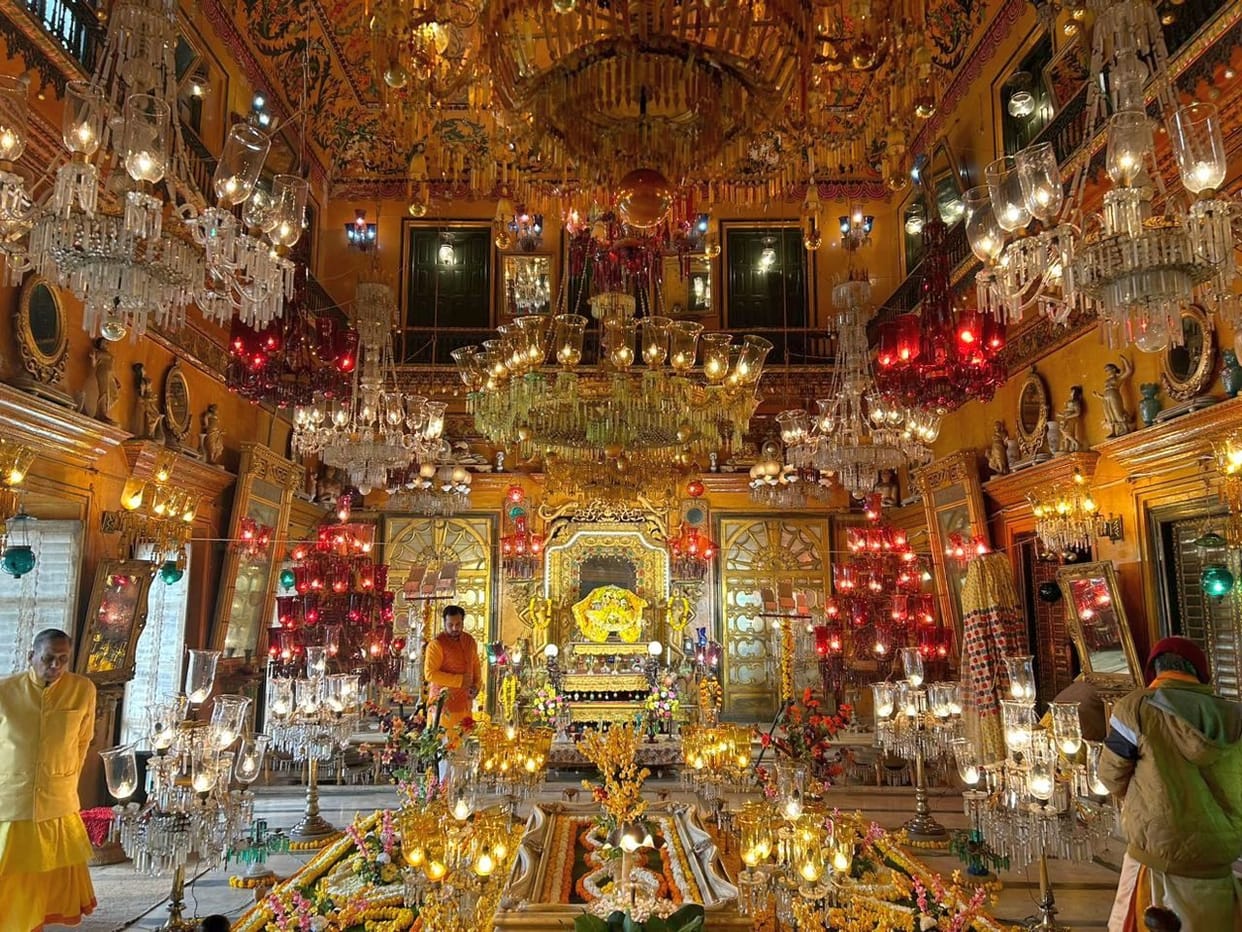 Mathura: Radharamanlal Ju gave darshan while sitting in the Vasanti room