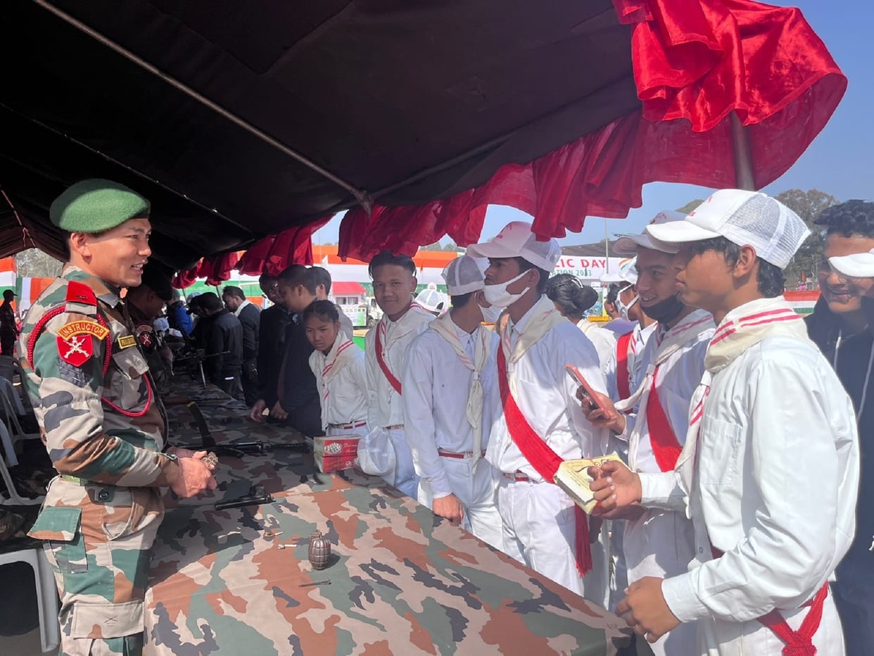 Meghalaya: People ran in the marathon of the Indian Army, proud to see the display of weapons