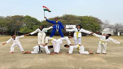 नीहार मीरा स्कूल में बच्चे करतब दिखाते हुए