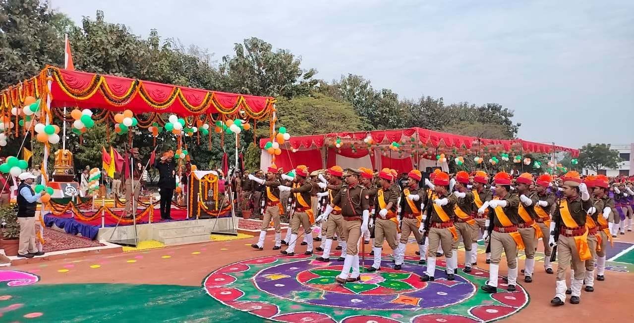 Flag hoisting took place with pride, Prabhat Pheri took out